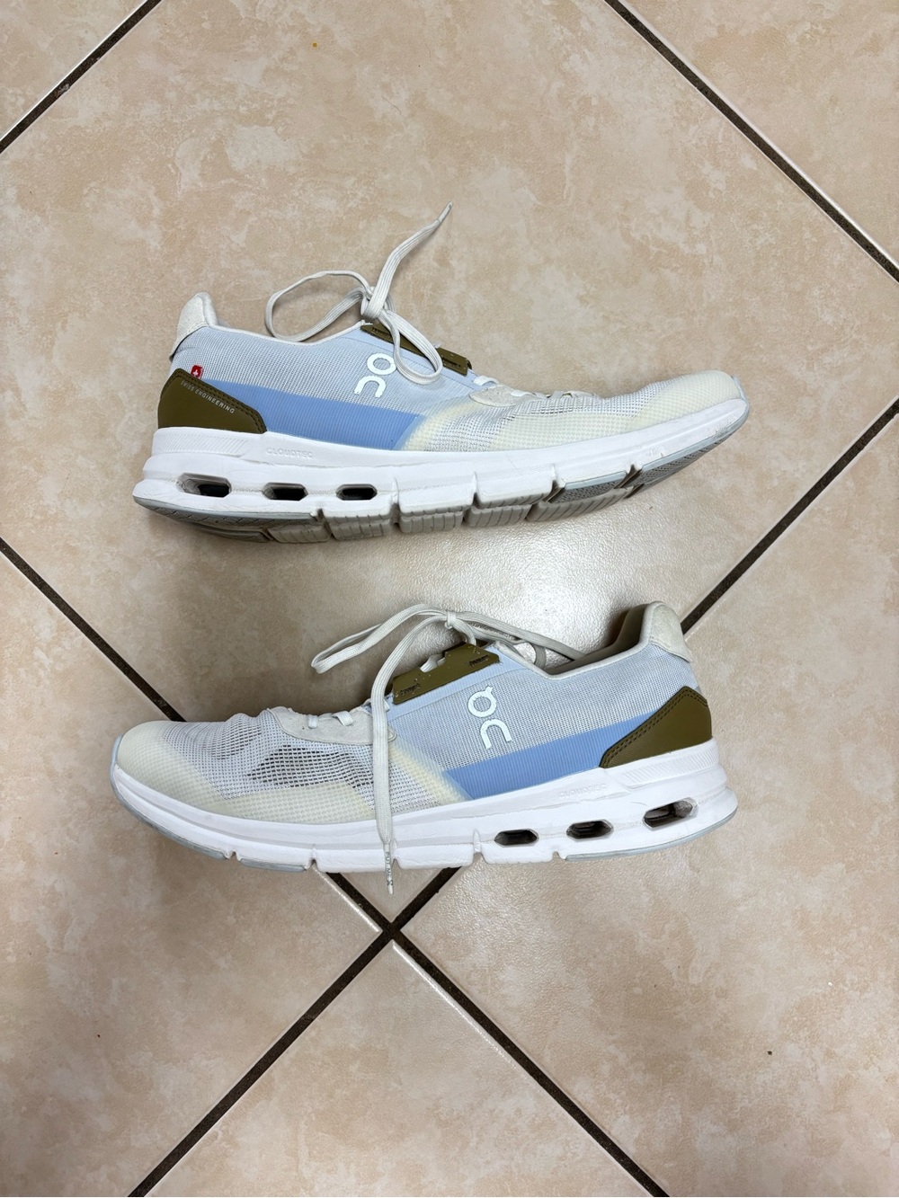 On Cloud Running Shoes in white/blue women’s 11